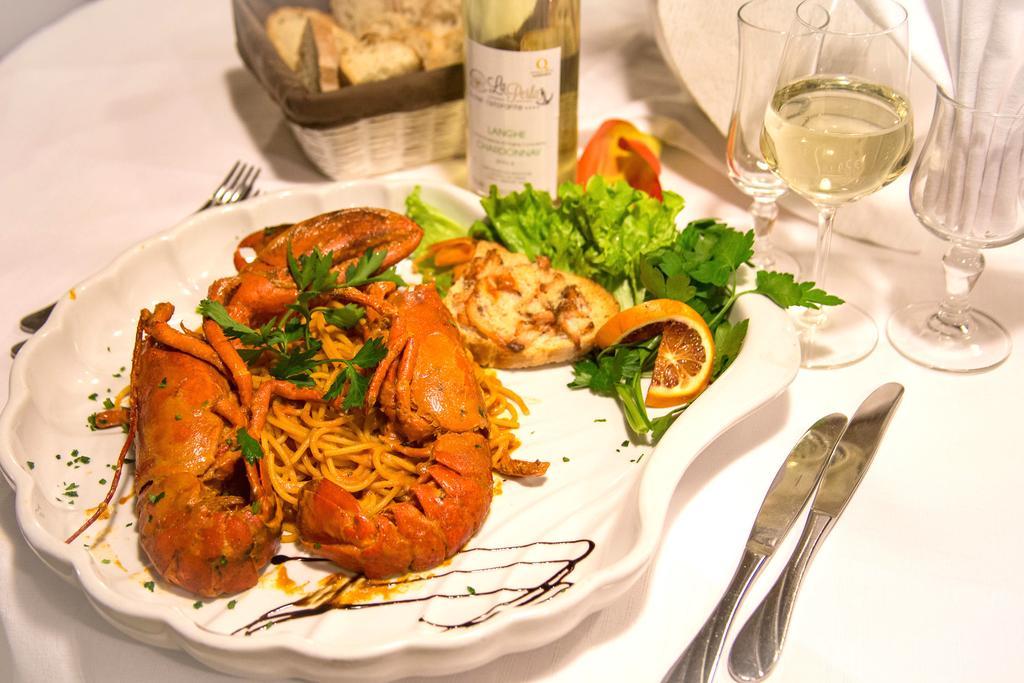 Hotel Ristorante La Perla Varallo Pombia Extérieur photo