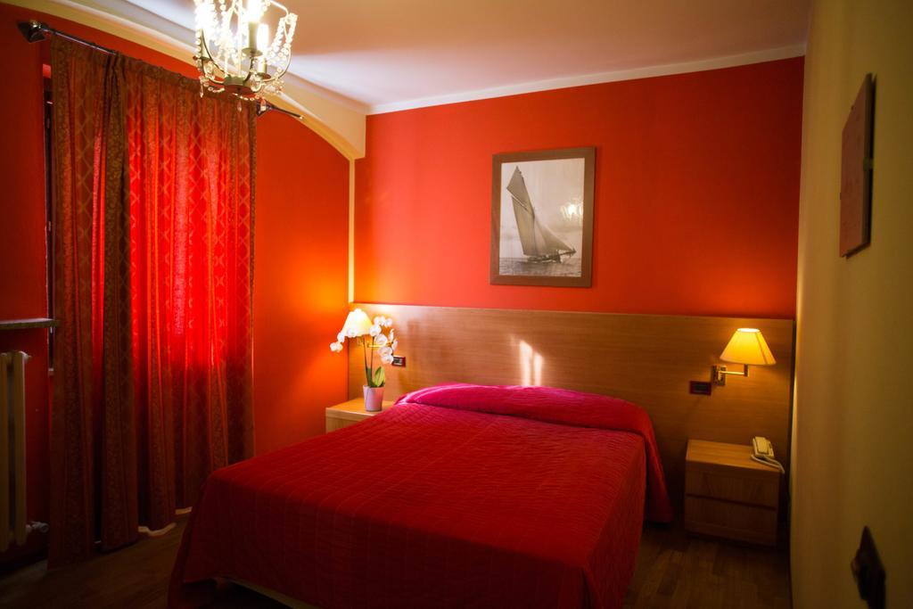 Hotel Ristorante La Perla Varallo Pombia Extérieur photo