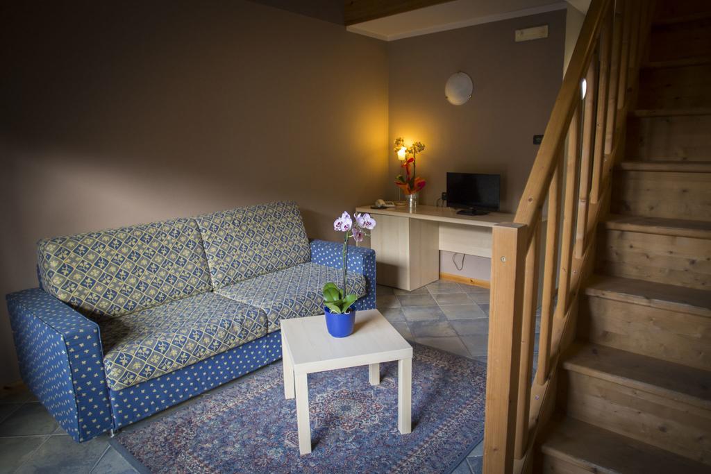 Hotel Ristorante La Perla Varallo Pombia Extérieur photo