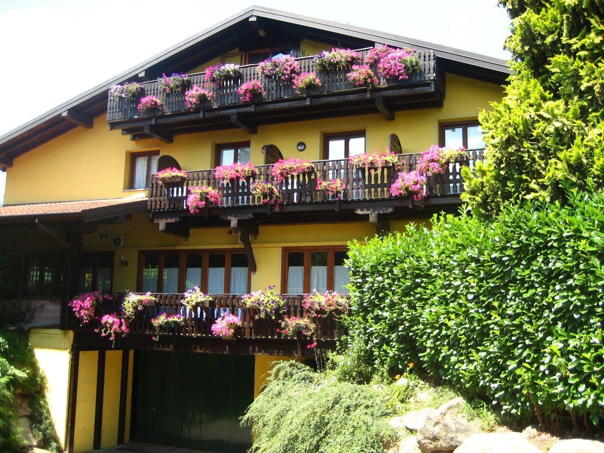 Hotel Ristorante La Perla Varallo Pombia Extérieur photo