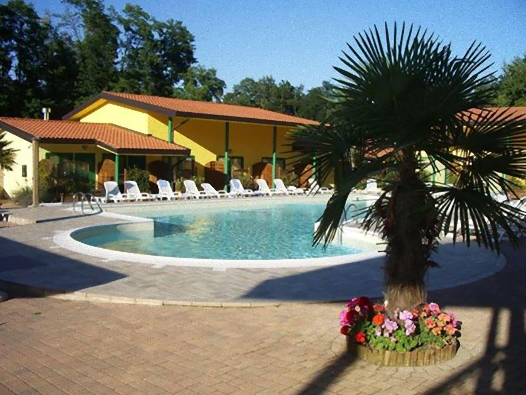 Hotel Ristorante La Perla Varallo Pombia Extérieur photo