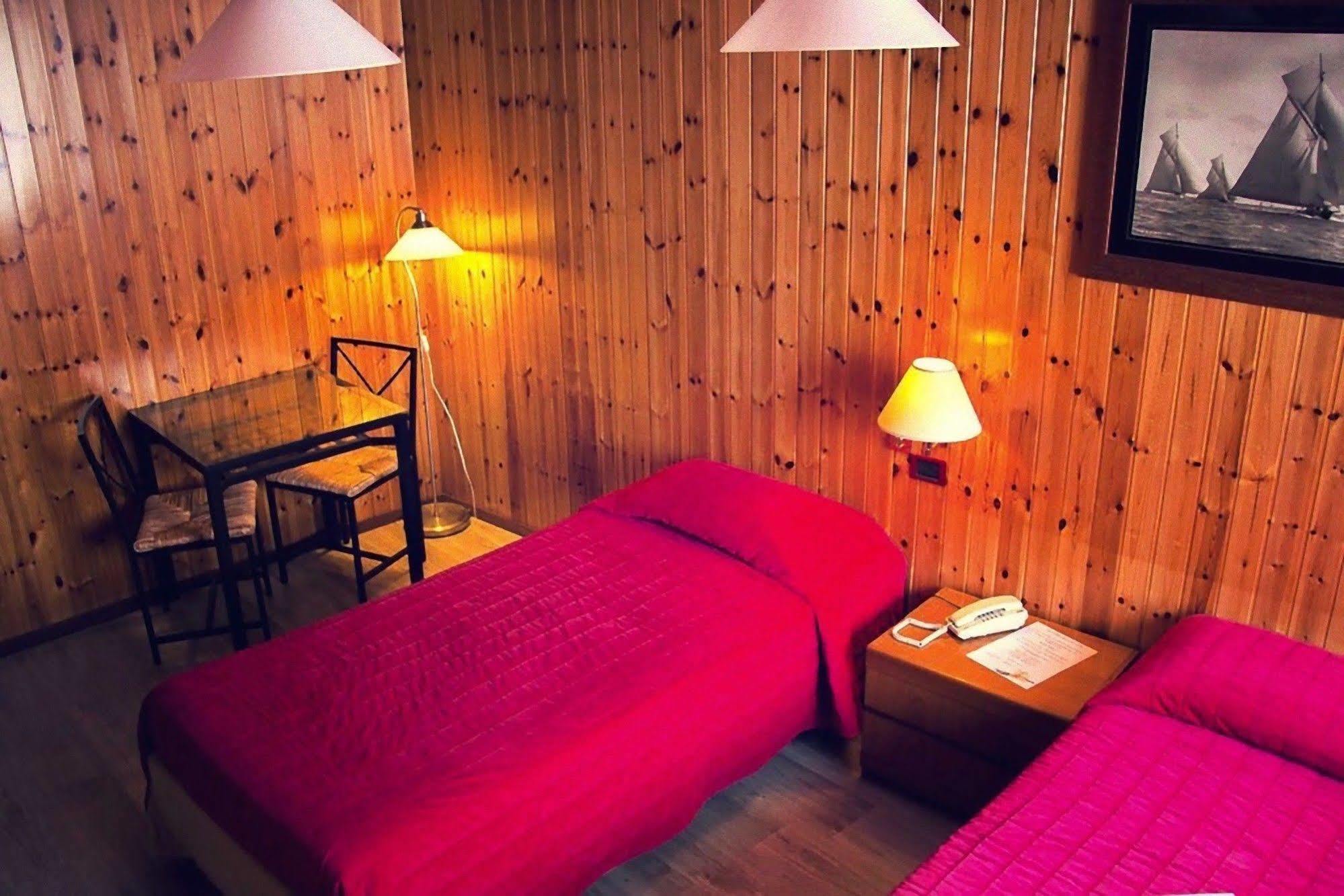 Hotel Ristorante La Perla Varallo Pombia Extérieur photo